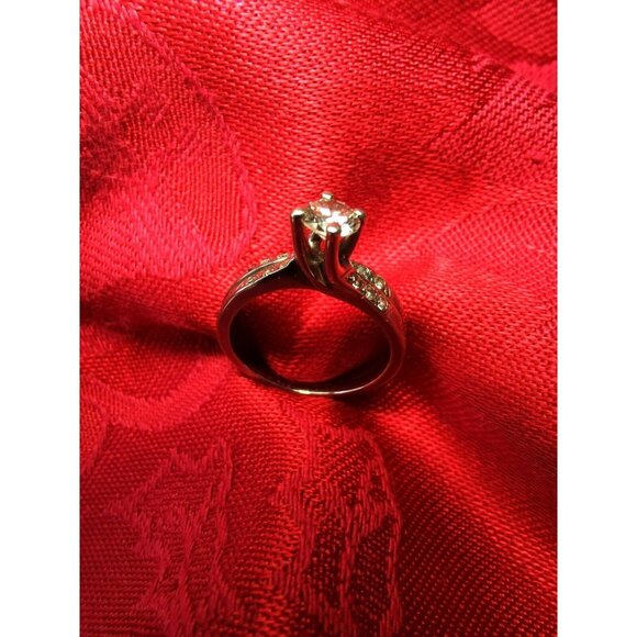 18 kt White Gold Solitaire Diamond Ring with Diamond Accents Size 5.5 - Picture 10 of 13